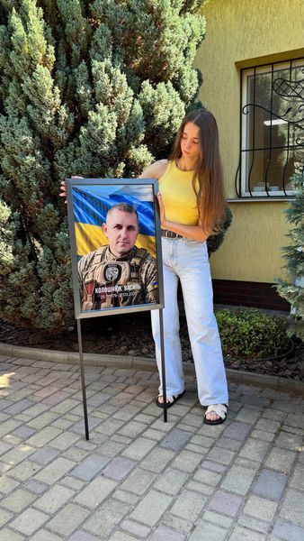 Стенд пам'яті (графіт 30 на 20 см) з кріпленням в землю  /stend-pamiati-hrafit-30-na-20-sm-z-kriplenniam-v-zemliu/ фото