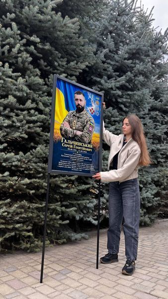 Стенд пам'яті (графіт 30 на 20 см) з кріпленням в землю  /stend-pamiati-hrafit-30-na-20-sm-z-kriplenniam-v-zemliu/ фото